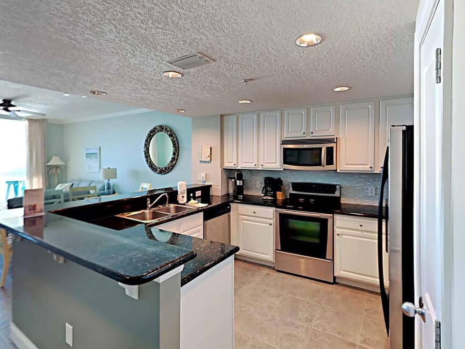 Condo, Multiple Beds (Palazzo 1406) | Private kitchen | Oven, toaster, cookware/dishes/utensils
