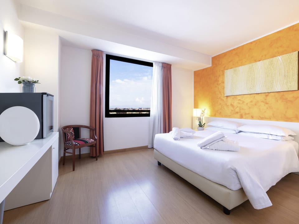 Standard Room, 1 Double Bed | Premium bedding, down comforters, in-room safe, desk