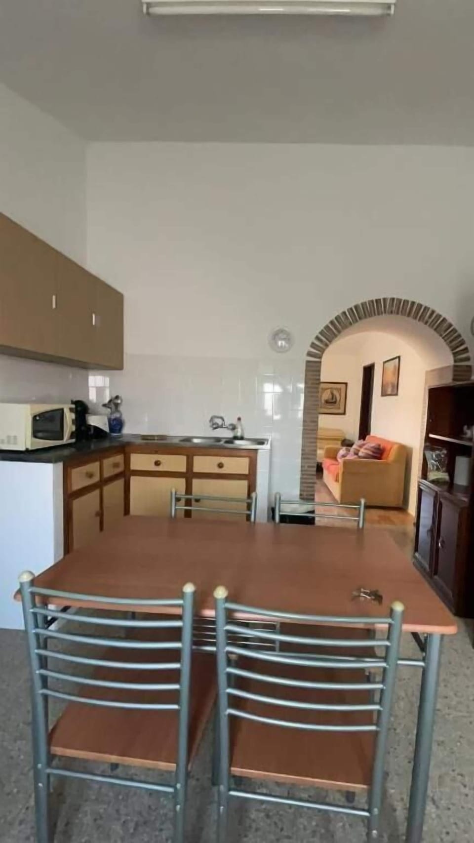 Full-size fridge, microwave, oven, stovetop