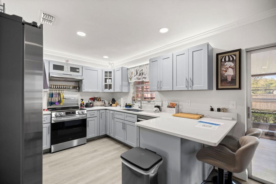Beautiful kitchen; quartz countertops.