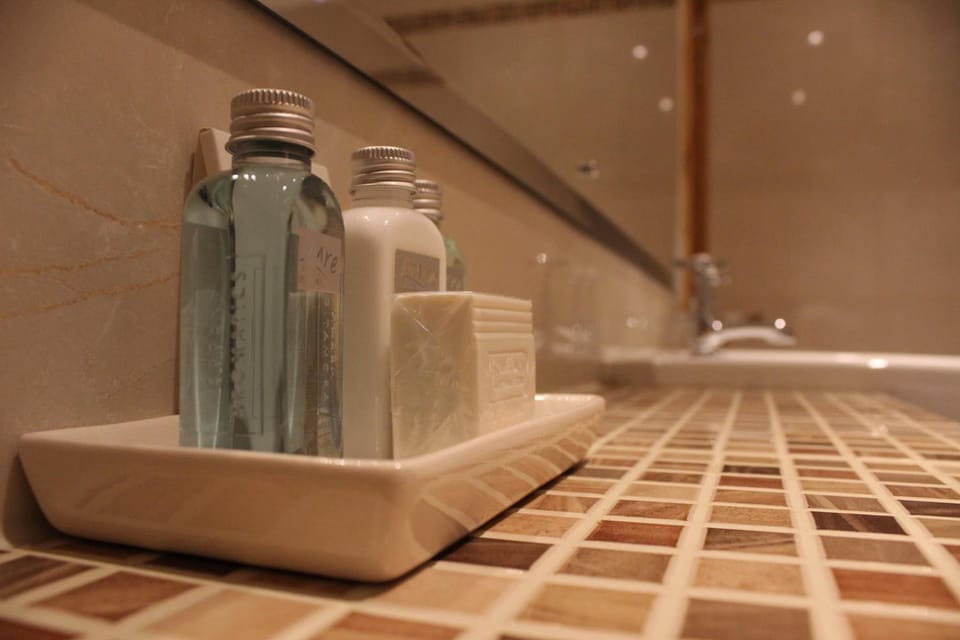 Executive King Room | Bathroom | Combined shower/tub, free toiletries, hair dryer, towels