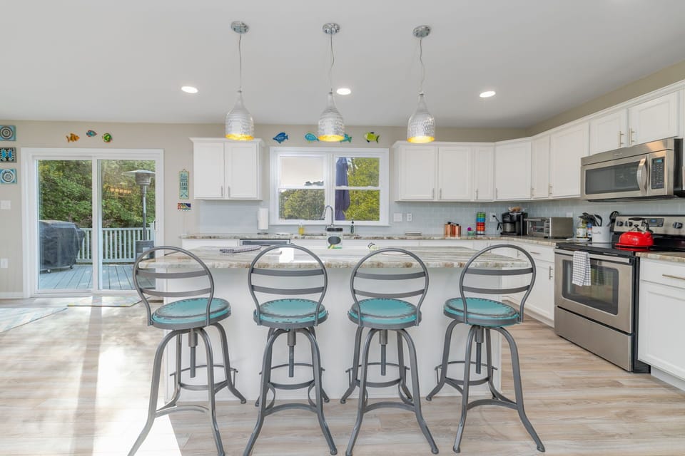 An island with 4 bar stools—perfect for casual breakfasts or evening snacks.