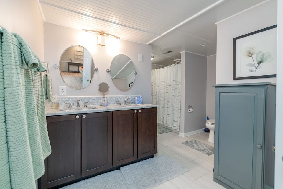 Full bath with double sinks, tub/shower combo.