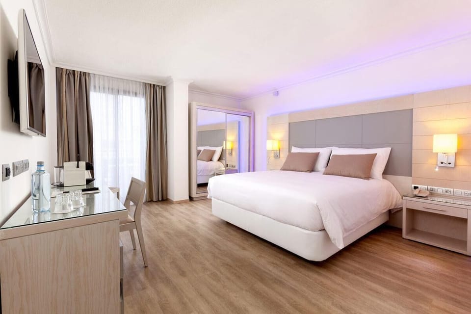 Exclusive Double Room | Minibar, in-room safe, desk, blackout drapes