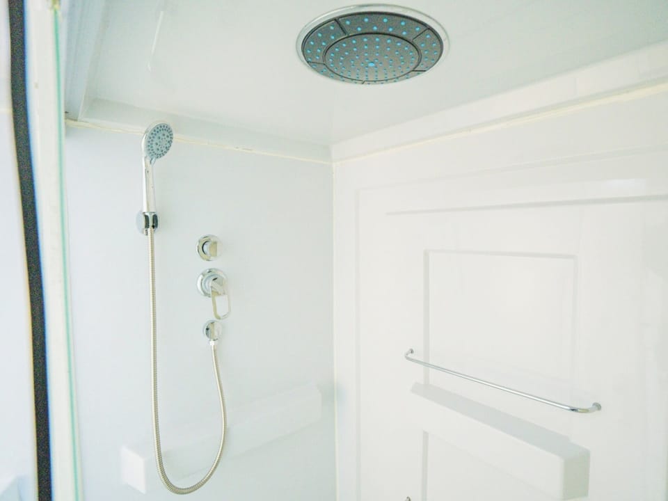 ・[Shower room] Each tent is equipped with a shower room. You can freshen up whenever you like.