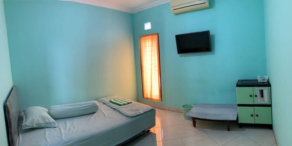 Standard Single Room | Desk