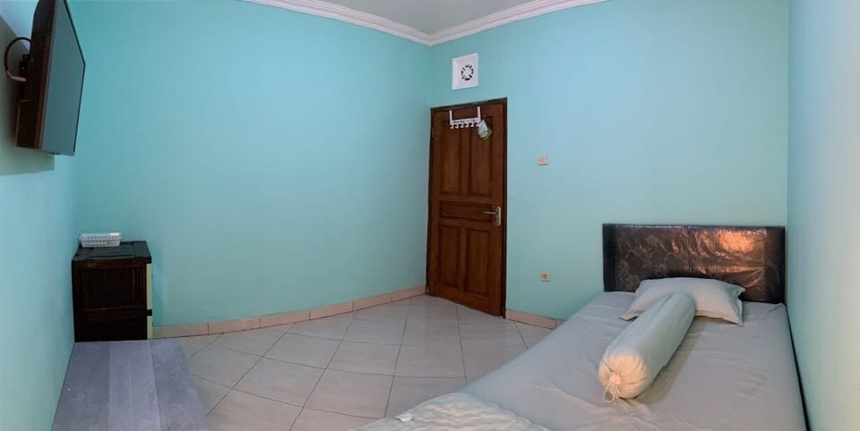 Standard Single Room | Desk