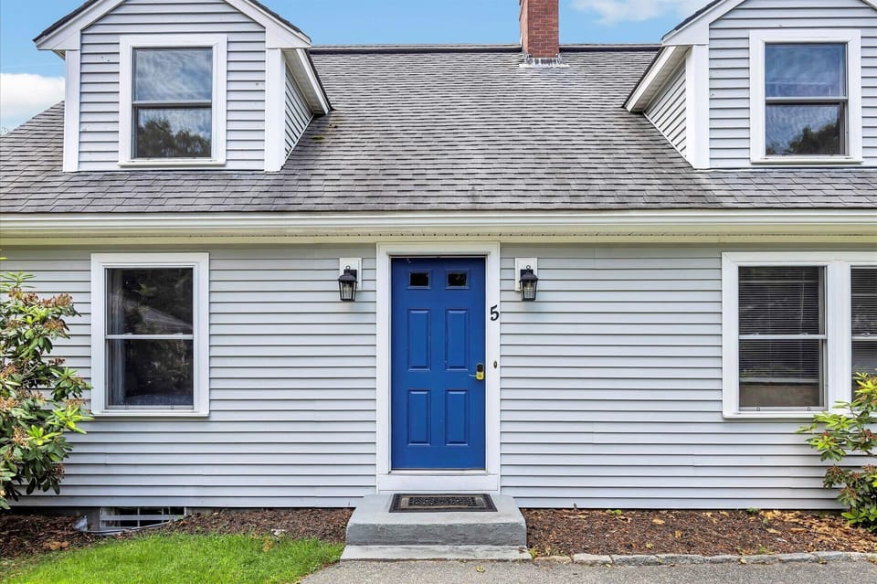 Step into your Scraggy Neck escape, where Cape Cod’s coastal charm greets you at the door.
