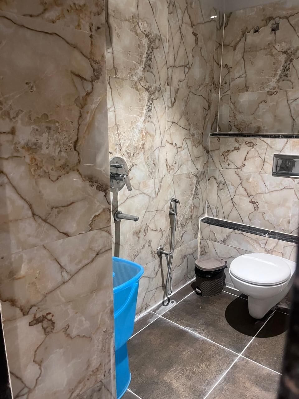 Family Room | Bathroom | Shower, free toiletries, soap, shampoo
