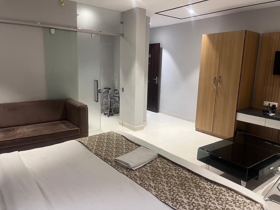 Family Room | Desk, WiFi (free)