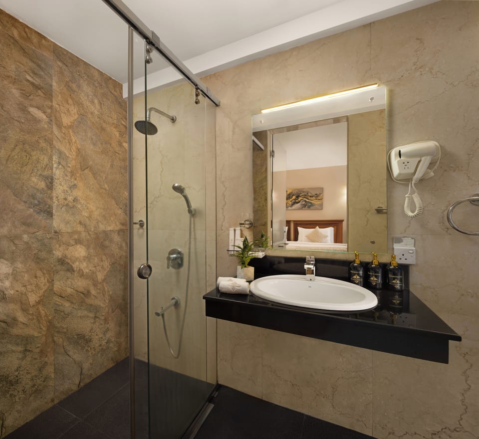 Standard Double Room, Non Smoking | Bathroom | Shower, free toiletries, hair dryer, bidet