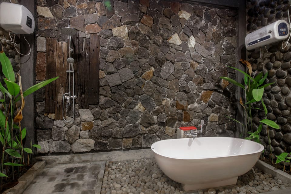 Elite Suite, Pool View | Bathroom | Free toiletries, hair dryer, slippers, towels