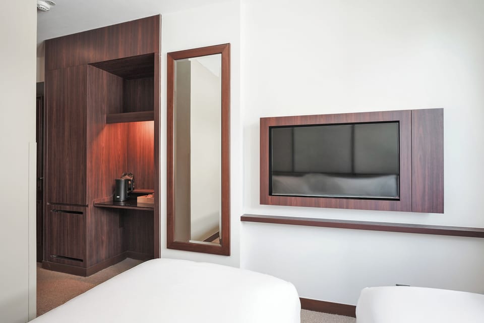 Deluxe Twin Room | In-room safe, desk, laptop workspace, soundproofing