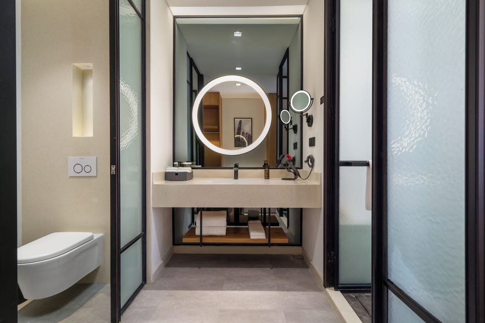 Executive Grand King | Bathroom | Shower, free toiletries, hair dryer, bathrobes