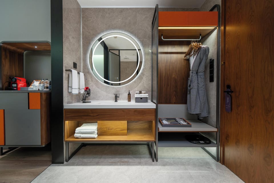 Executive City View King | Bathroom | Shower, free toiletries, hair dryer, bathrobes