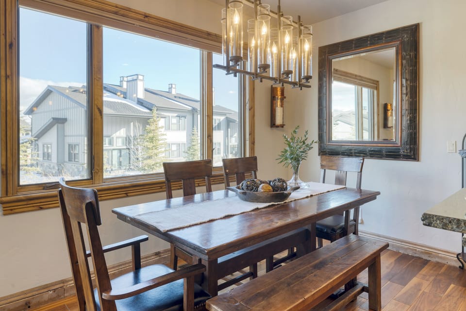 Dining area with seating for 6.