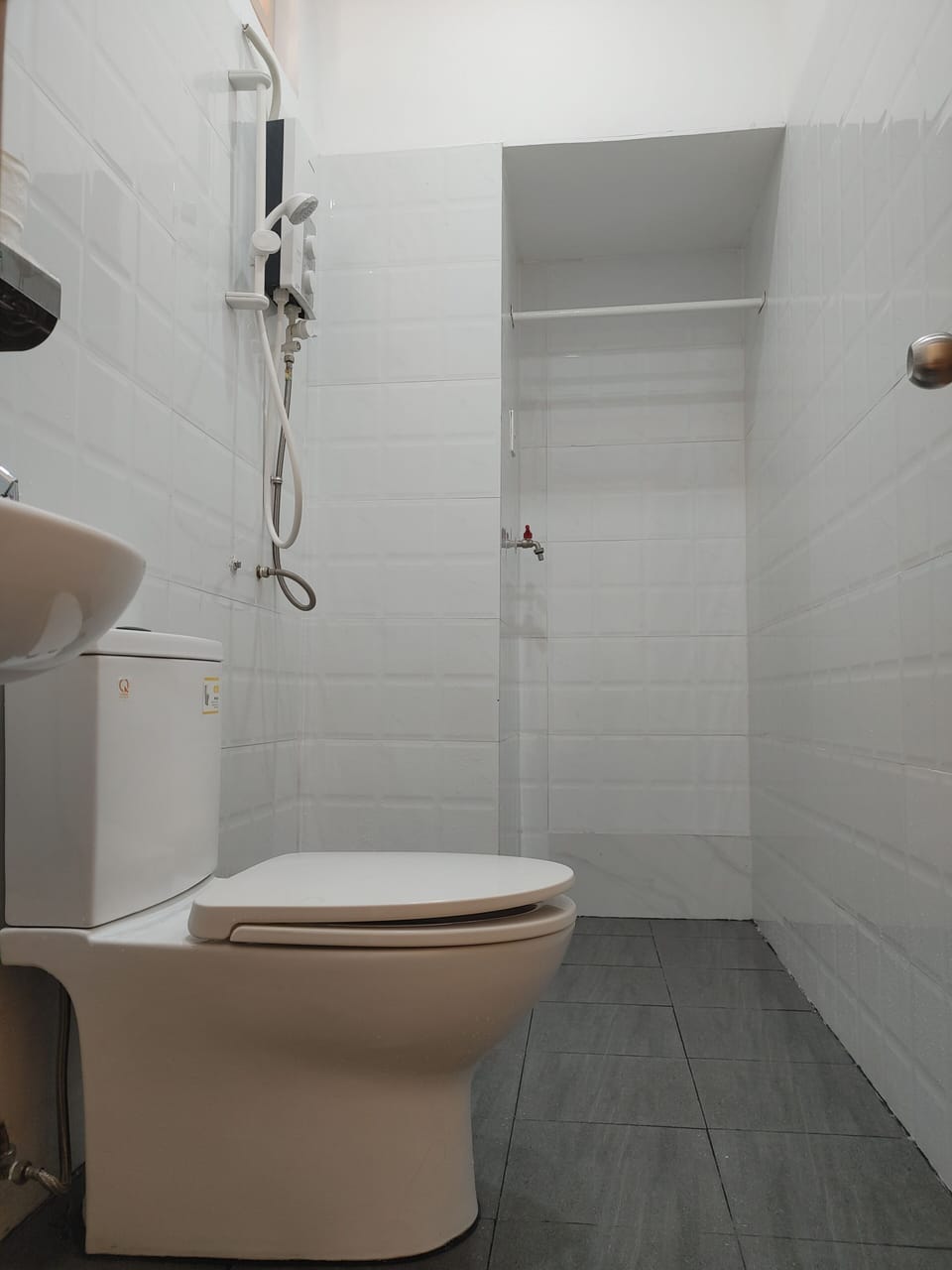 Deluxe Room, Balcony, City View | Bathroom | Shower, slippers, bidet, towels