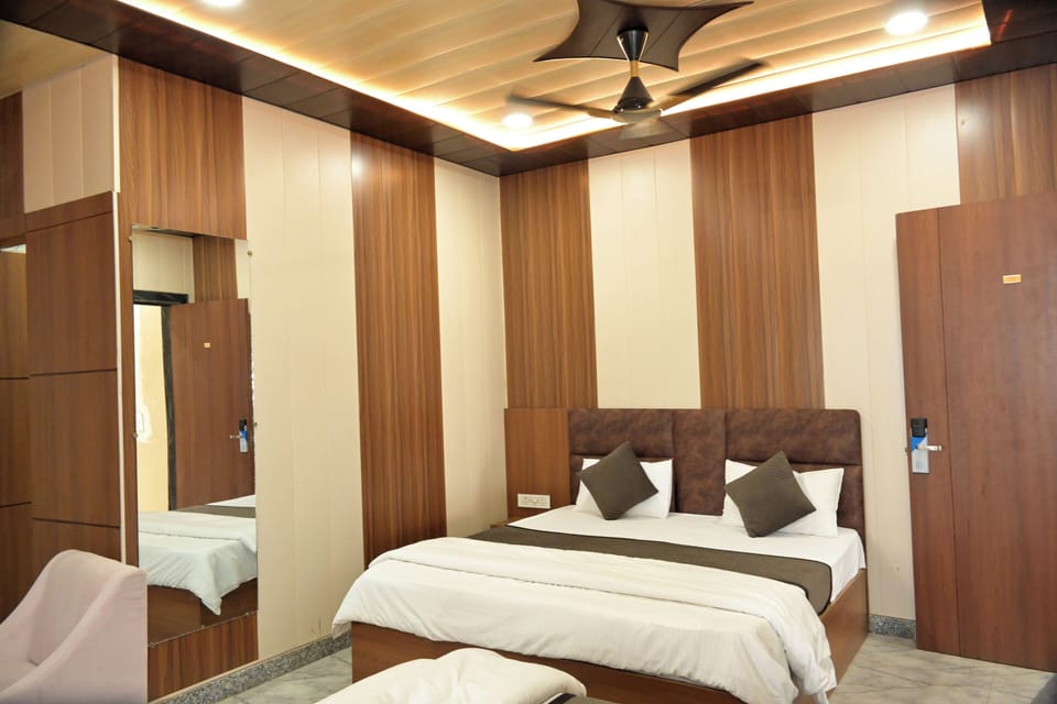 Family Room | Desk, free WiFi