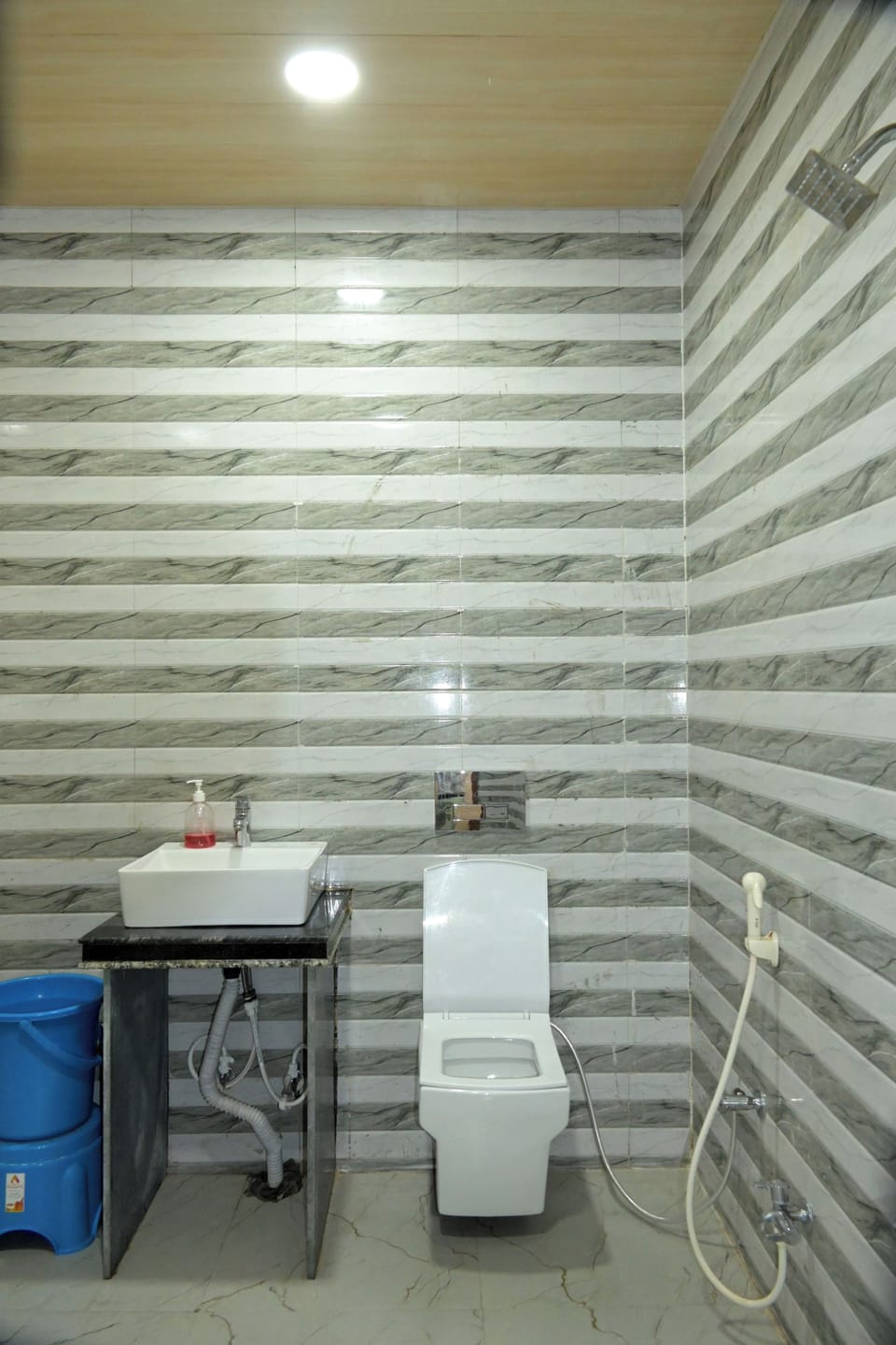 Standard Room | Bathroom | Shower, free toiletries, towels, soap