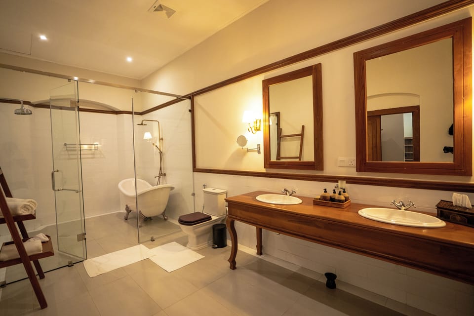Superior Suite | Bathroom | Free toiletries, hair dryer, towels, soap