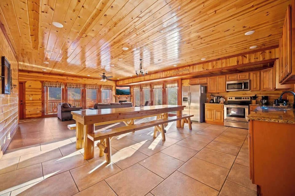 Kitchen & Dining Area: Gather around the spacious table and enjoy breathtaking mountain views!