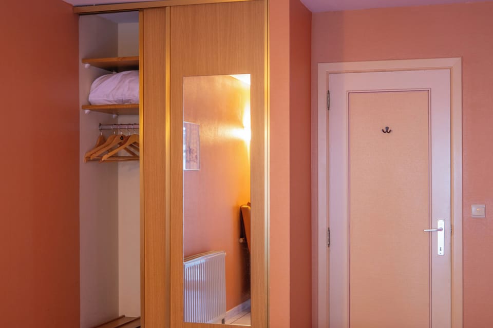Economy Room | Desk, laptop workspace, soundproofing, free WiFi