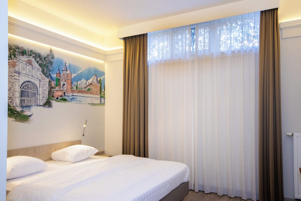 Comfort Mini Room | Desk, laptop workspace, soundproofing, free WiFi