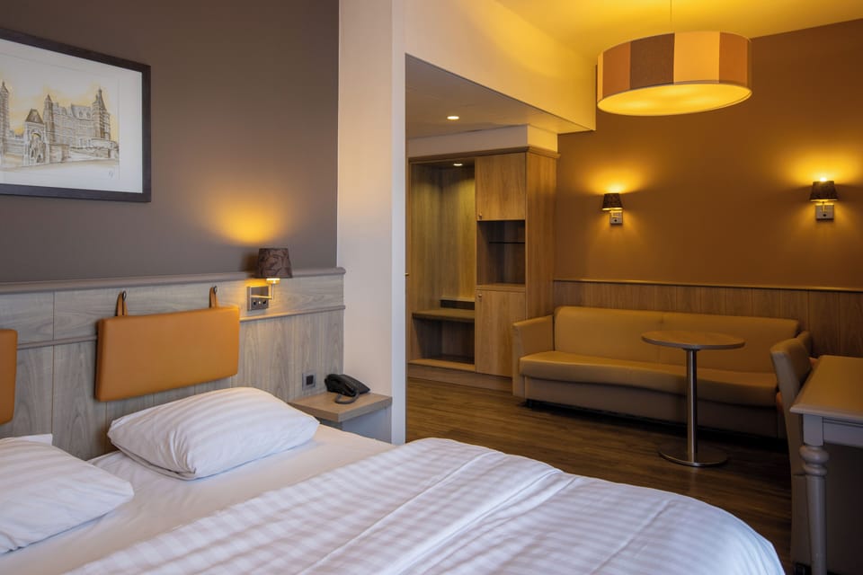 Comfort with Bath | Desk, laptop workspace, soundproofing, free WiFi