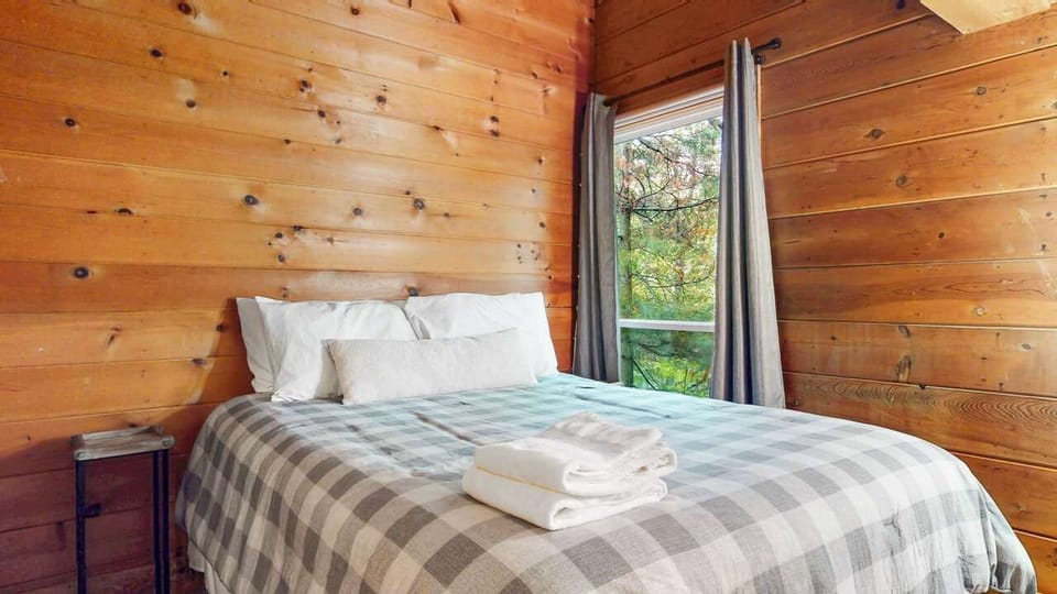 2nd floor bedroom 3 (Queen bed)