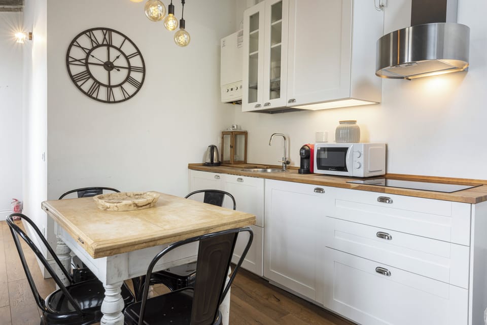 Comfort Apartment | Private kitchen | Fridge, oven, stovetop, cookware/dishes/utensils