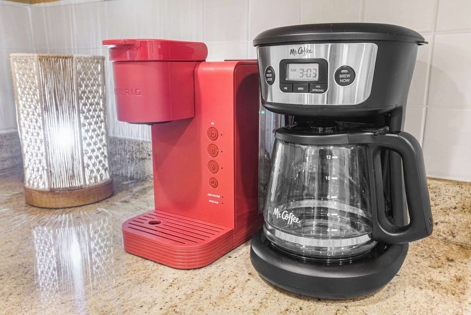 Palms 915 offers both a Keurig and a regular drip coffee maker. 