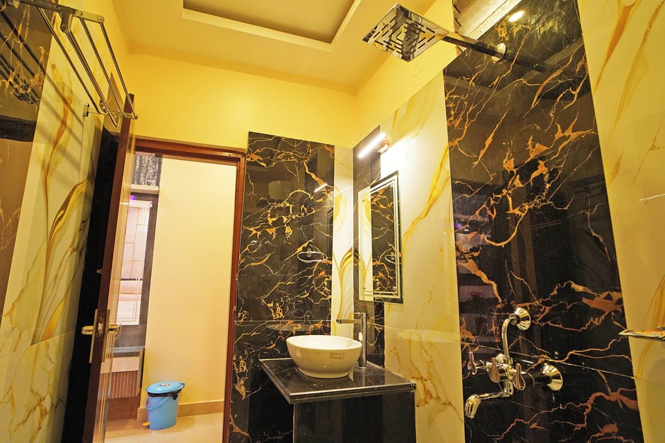 Deluxe Room | Bathroom | Shower, eco-friendly toiletries, soap, shampoo
