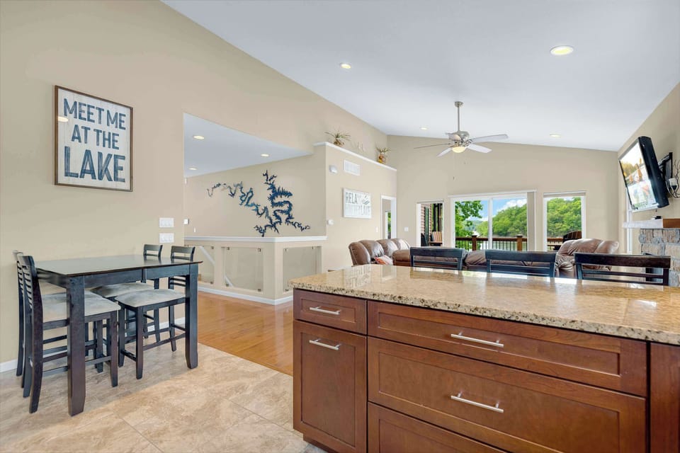 Beatutiful kitchen with counter seating for 4 