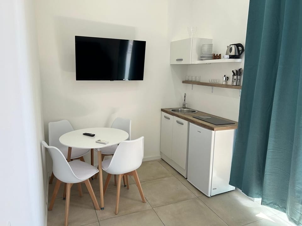 Family Studio, Kitchenette | Private kitchen | Mini-fridge