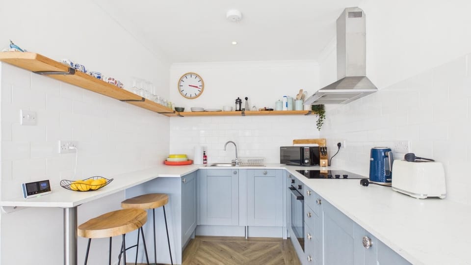 Apartment (2 Bedrooms) | Private kitchen | Microwave, oven, stovetop, dishwasher