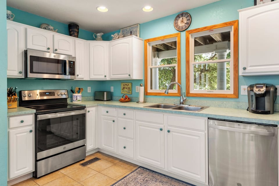 CL571: Sunshine Daydream | Mid Level Kitchen