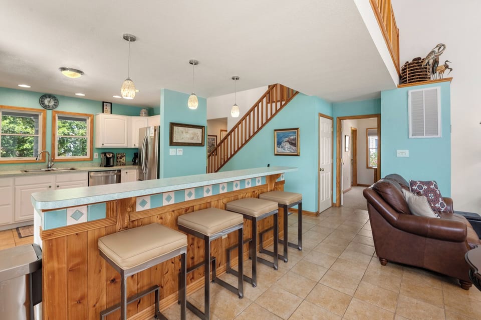 CL571: Sunshine Daydream | Mid Level Living Area and Kitchen