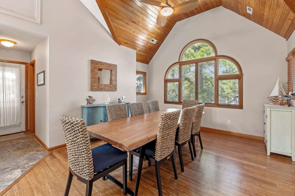 CL588: Hide Away Heaven | Top Level Dining Area