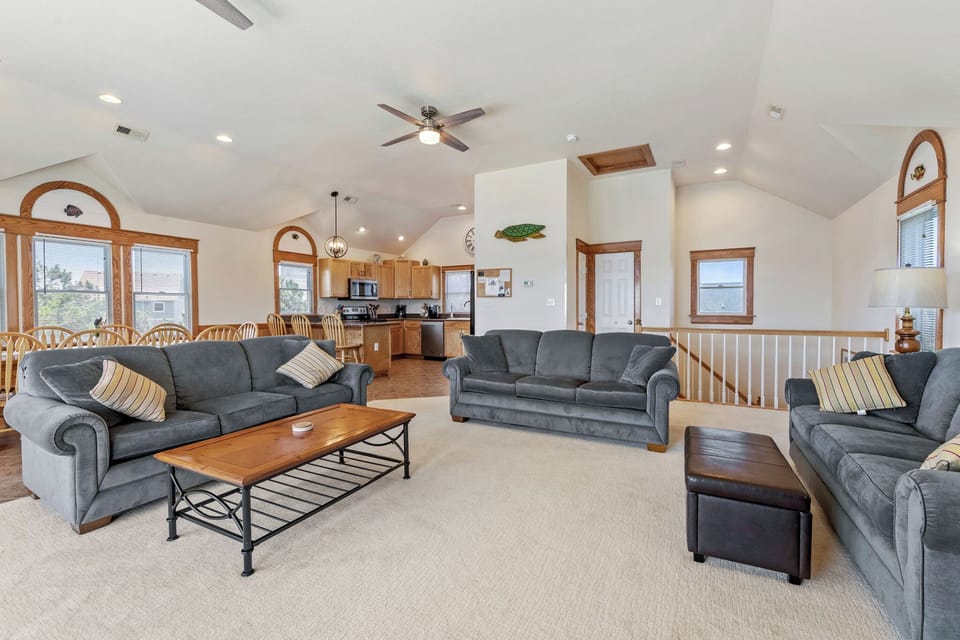 HISA09: Ocean's 11 | Top Level Living Area
