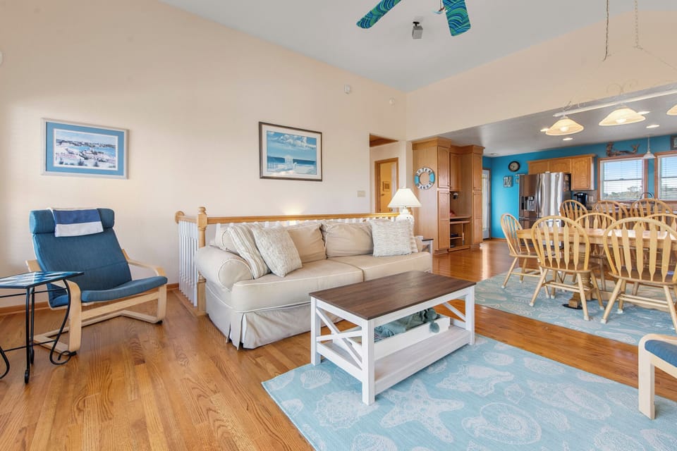 GR3720: Butts In The Sand | Top Level Living Area