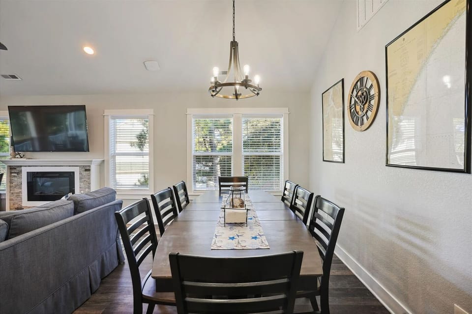 CL564: Bit of Heaven | Top Level Dining Area