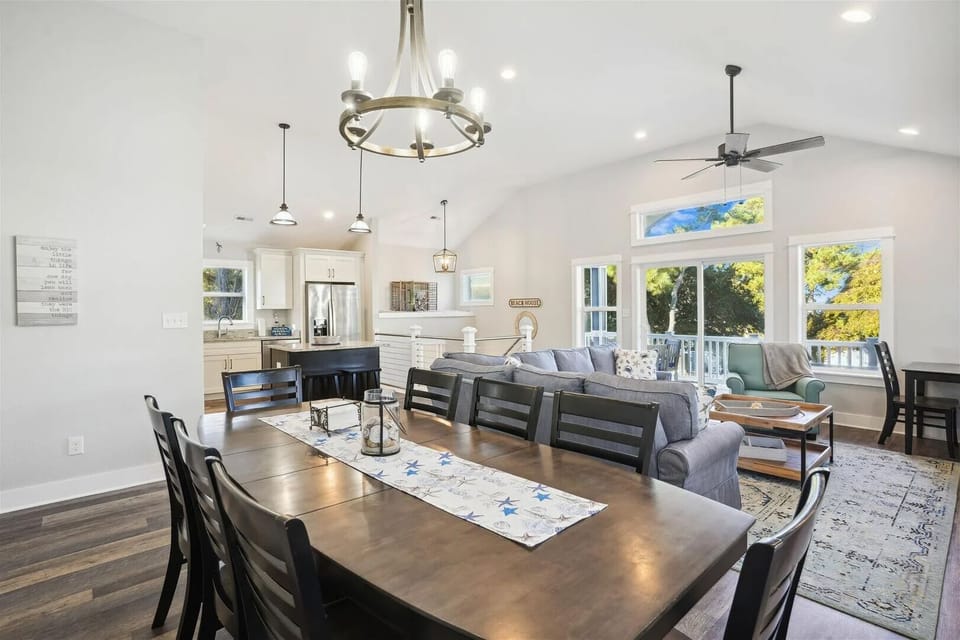 CL564: Bit of Heaven | Top Level Dining Area