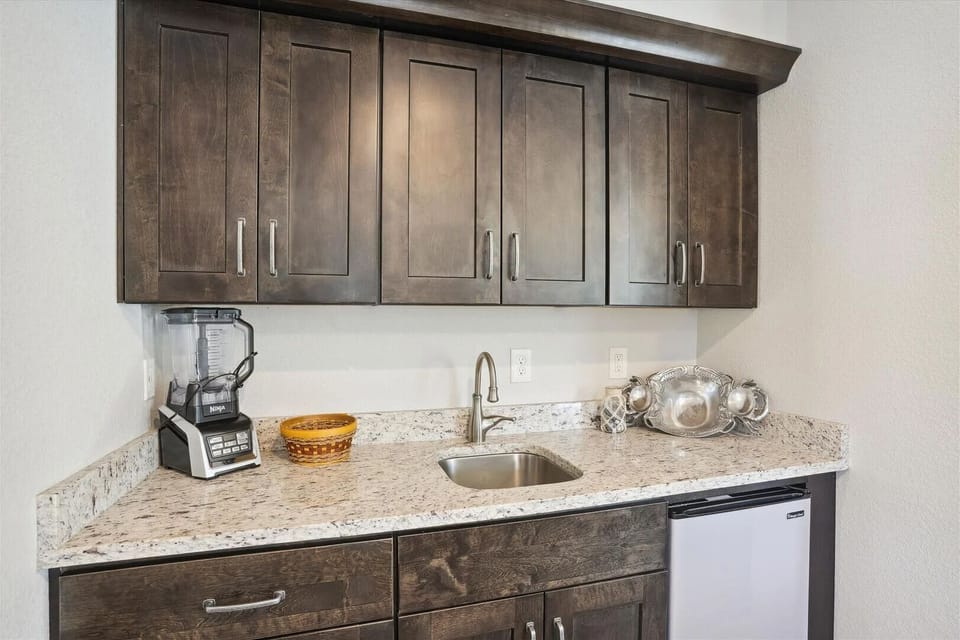 CL564: Bit of Heaven | Bottom Level Rec Room w/ Wet Bar