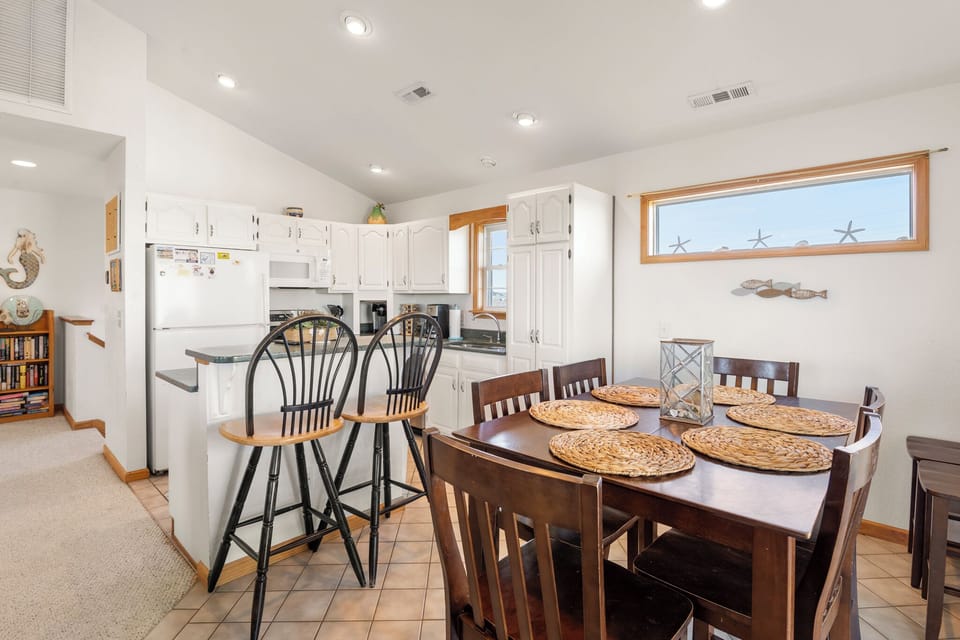 HISA11: A Beach Life | Top Level Dining Area