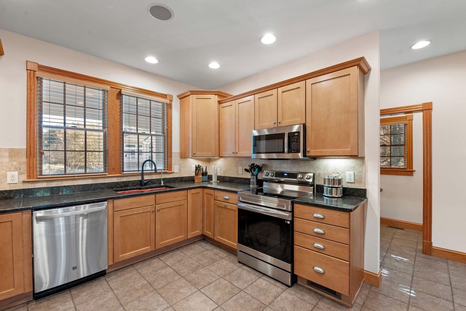 CC172: INDARUF | Mid Level Kitchen