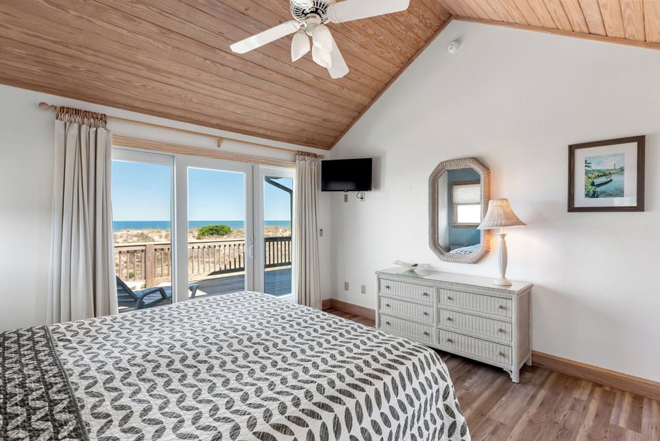 CL703: Sovereign of the Seas | Top Level Bedroom 6