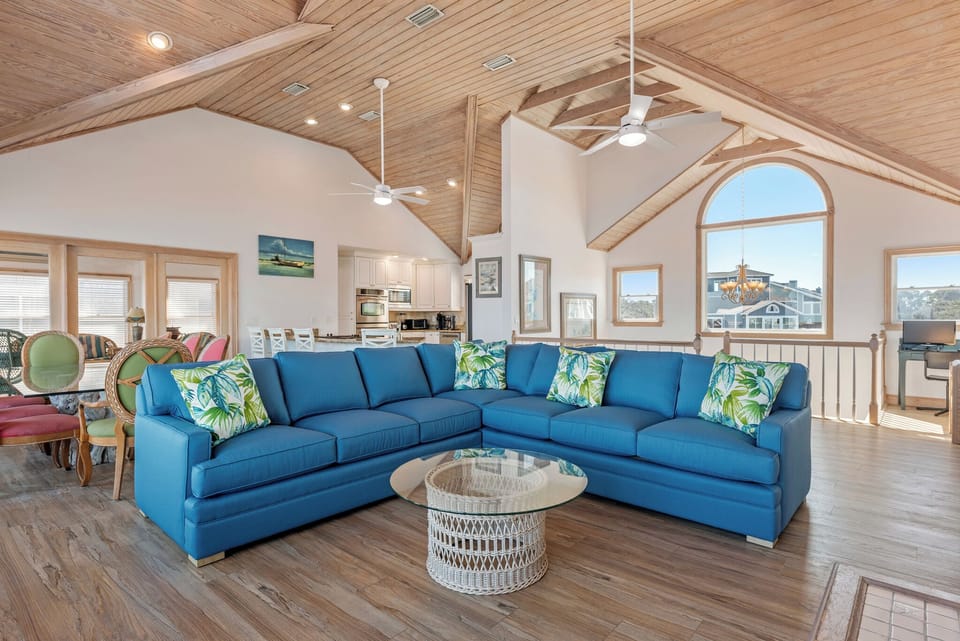 CL703: Sovereign of the Seas | Top Level Living Area