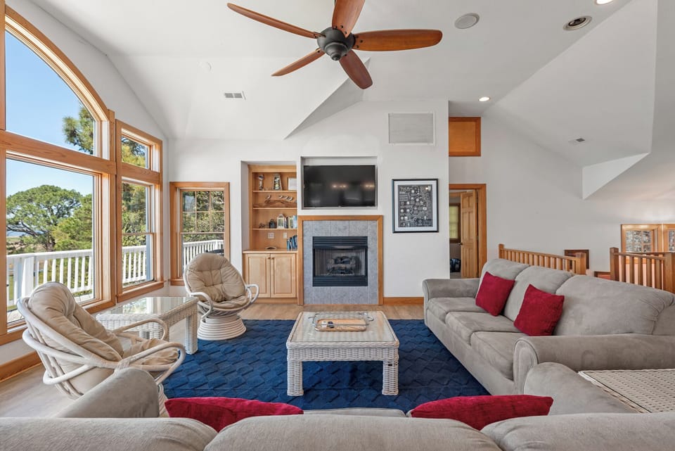 CL336: Silence of the Clams | Top Level Living Area