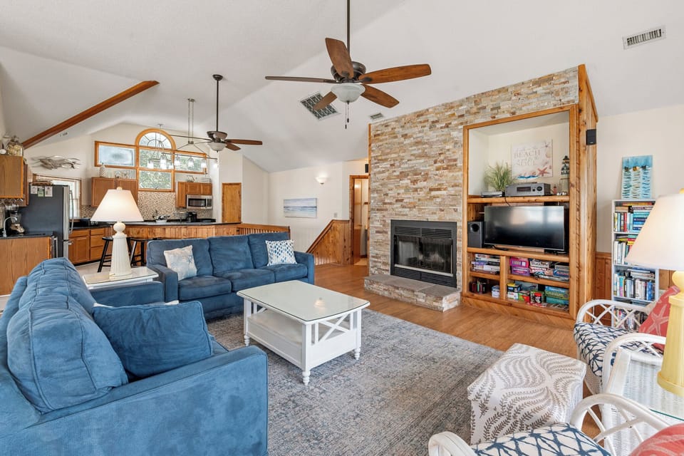 CL331: Lighthouse Jewel | Top Level Living Area - Fireplace Not Available For Guest Use