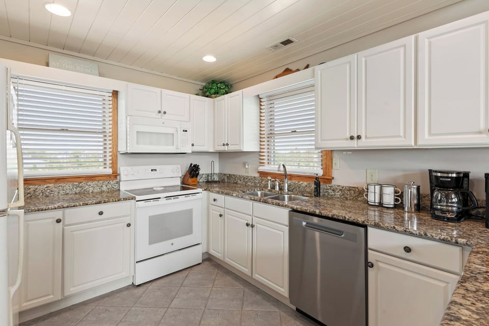 HISA10: Sandescape | Top Level Kitchen